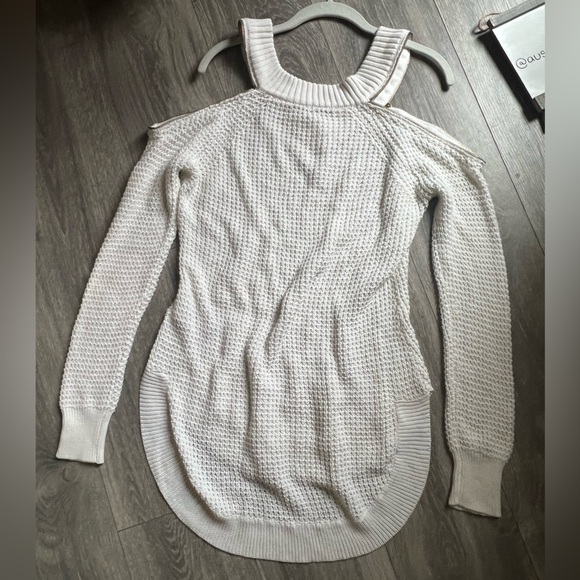 G by guess zipper detail cold shoulder open knit sweater in white. Size L - Picture 9 of 12